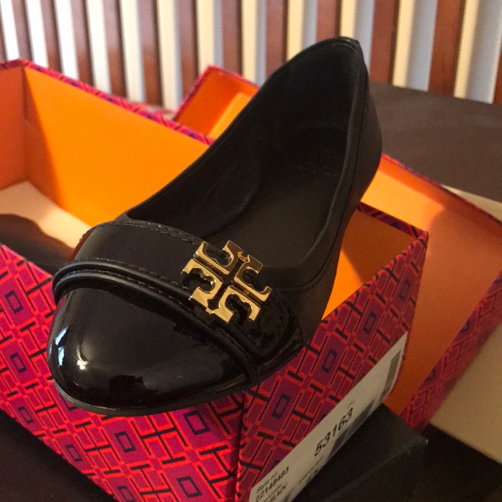 Black leather Tory Burch flats